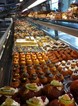 Banco con pasticcini della Pasticceria Molly